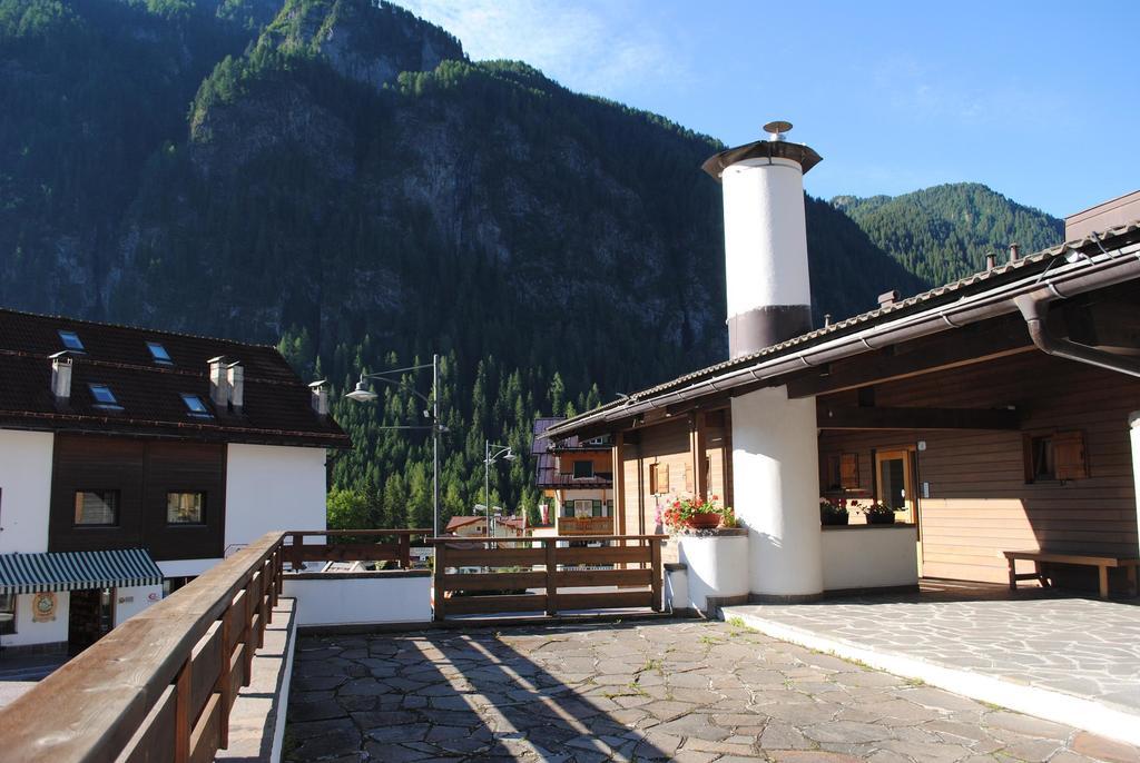 Bed & Breakfast Garni Tobia Campitello di Fassa Eksteriør bilde