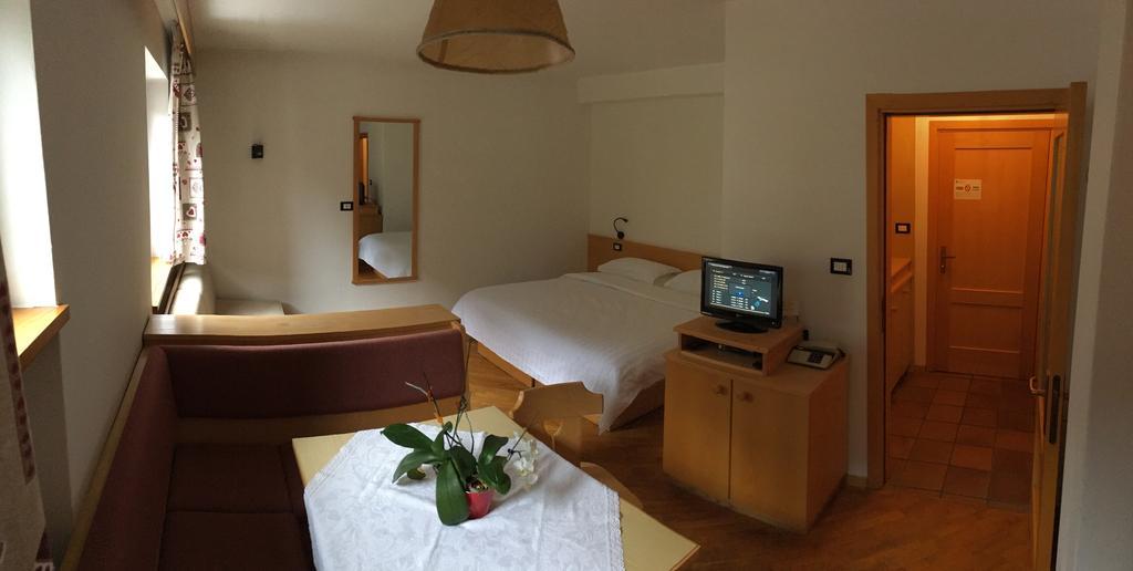 Bed & Breakfast Garni Tobia Campitello di Fassa Eksteriør bilde